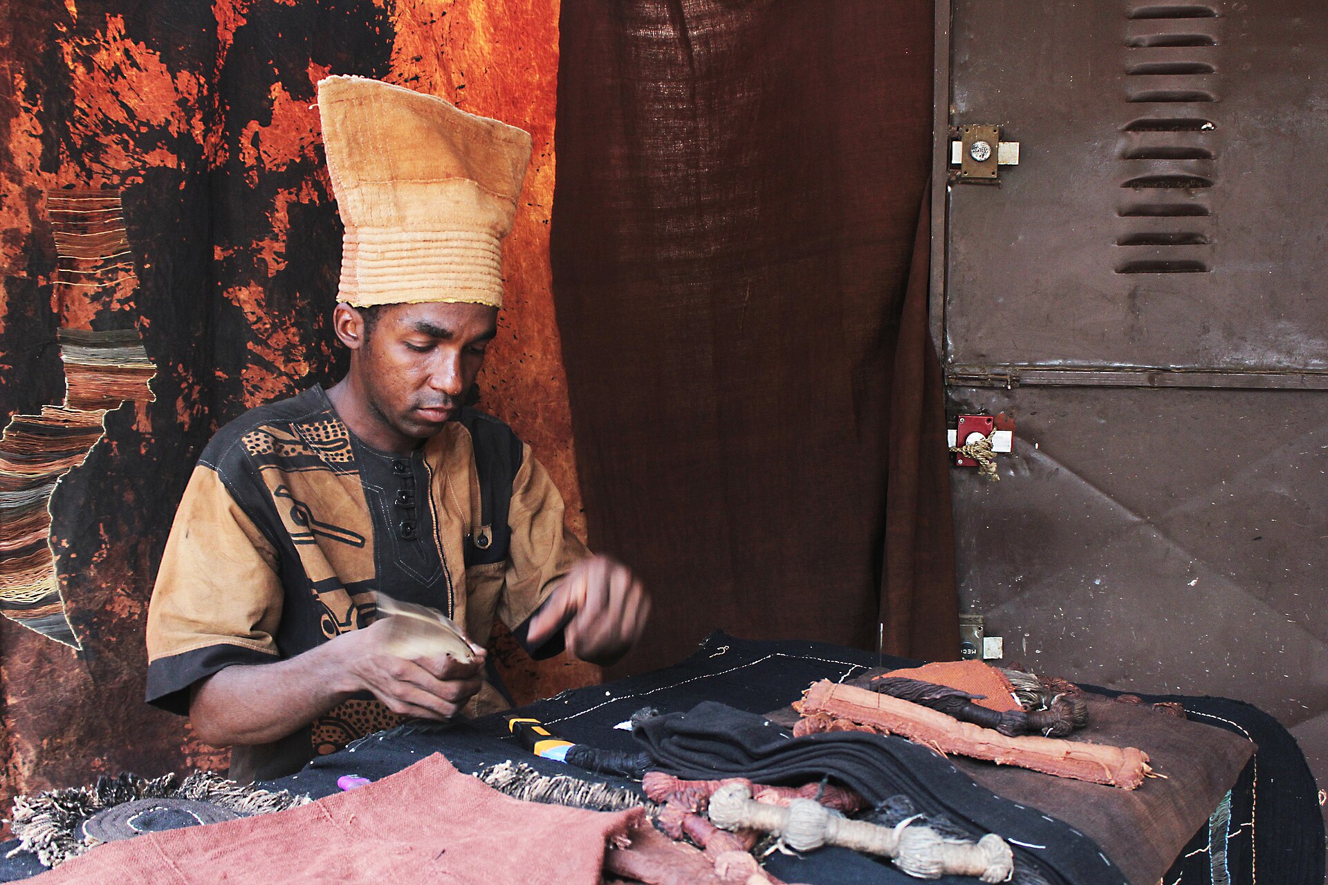 Artisan travaillant le bogolan à Bamako